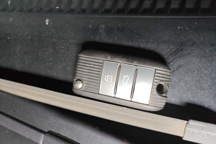 Used Roewe RX5 2016 30T Two-Wheel Drive Automatic Internet Smart Edition Interior 1