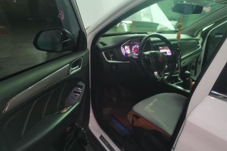Used Roewe RX5 2016 20T Two-Wheel Drive Manual Flagship Edition Interior 3