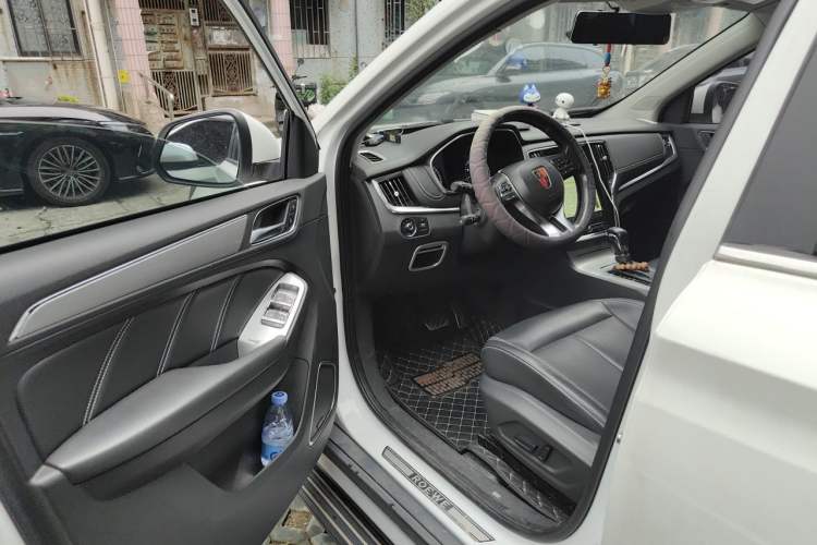 Used Roewe RX5 2016 20T Two-Wheel Drive Automatic Internet Smart Edition Interior 3