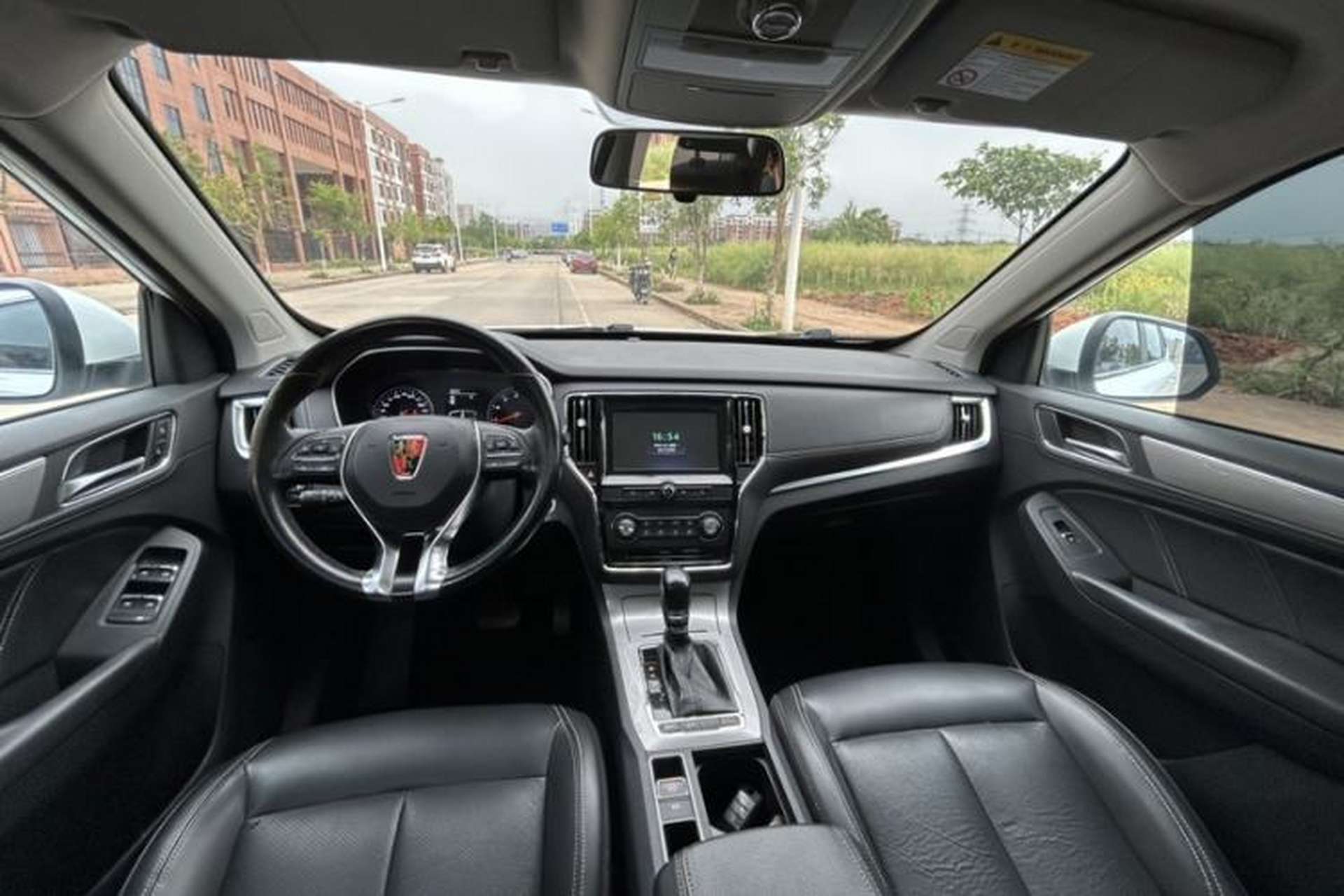 Used Roewe RX5 2016 20T Two-Wheel Drive Automatic Luxury Edition Interior 3