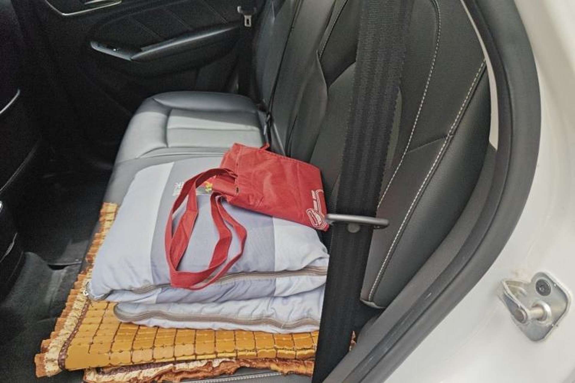 Used Roewe RX5 2016 20T Two-Wheel Drive Automatic Internet Smart Edition Left Rear Seat