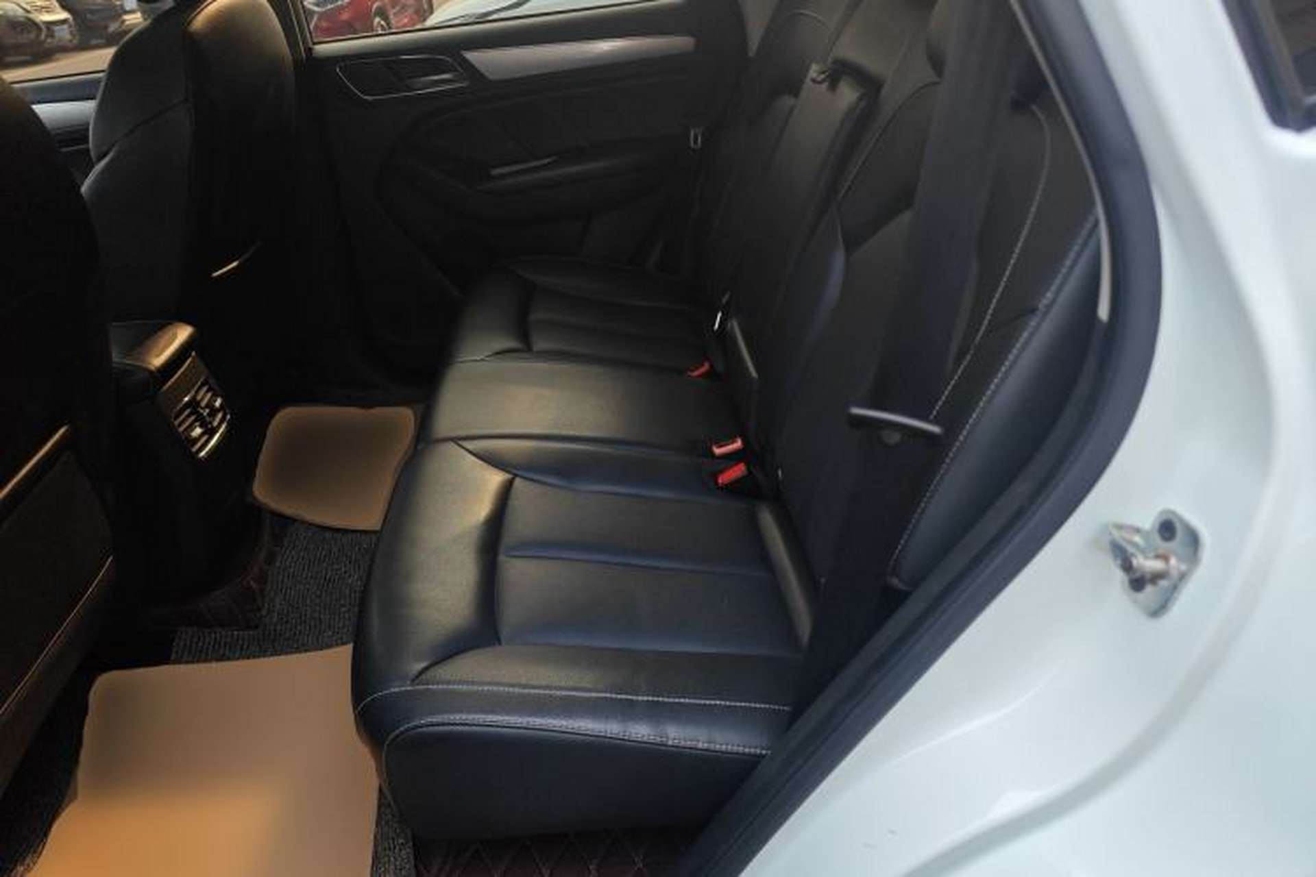 Used Roewe RX5 2016 20T Two-Wheel Drive Automatic Internet Smart Edition Left Rear Seat