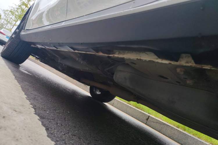 Used Roewe RX5 2016 20T Two-Wheel Drive Automatic Internet Smart Edition Left Side Sill