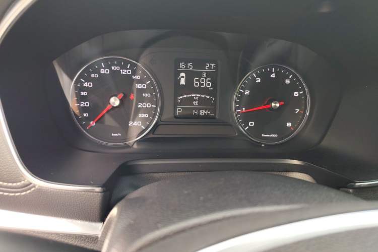Used Roewe RX5 2016 20T Two-Wheel Drive Automatic Internet Smart Edition Odometer Close Up