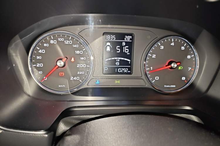 Used Roewe RX5 2016 20T Two-Wheel Drive Automatic Internet Smart Edition Odometer Close Up