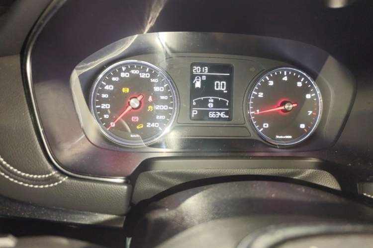 Used Roewe RX5 2016 20T Two-Wheel Drive Automatic Flagship Edition Odometer Close Up