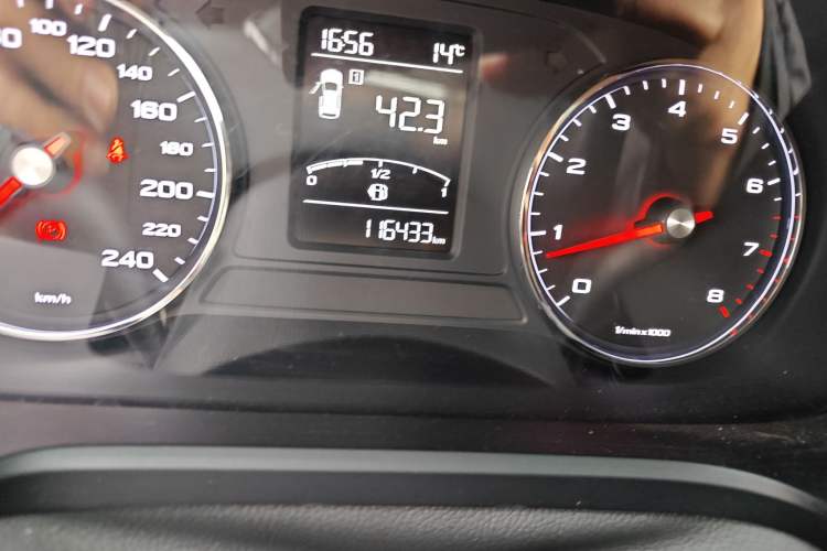 Used Roewe RX5 2016 20T Two-Wheel Drive Manual Transmission Internet Smart Edition Odometer Close Up