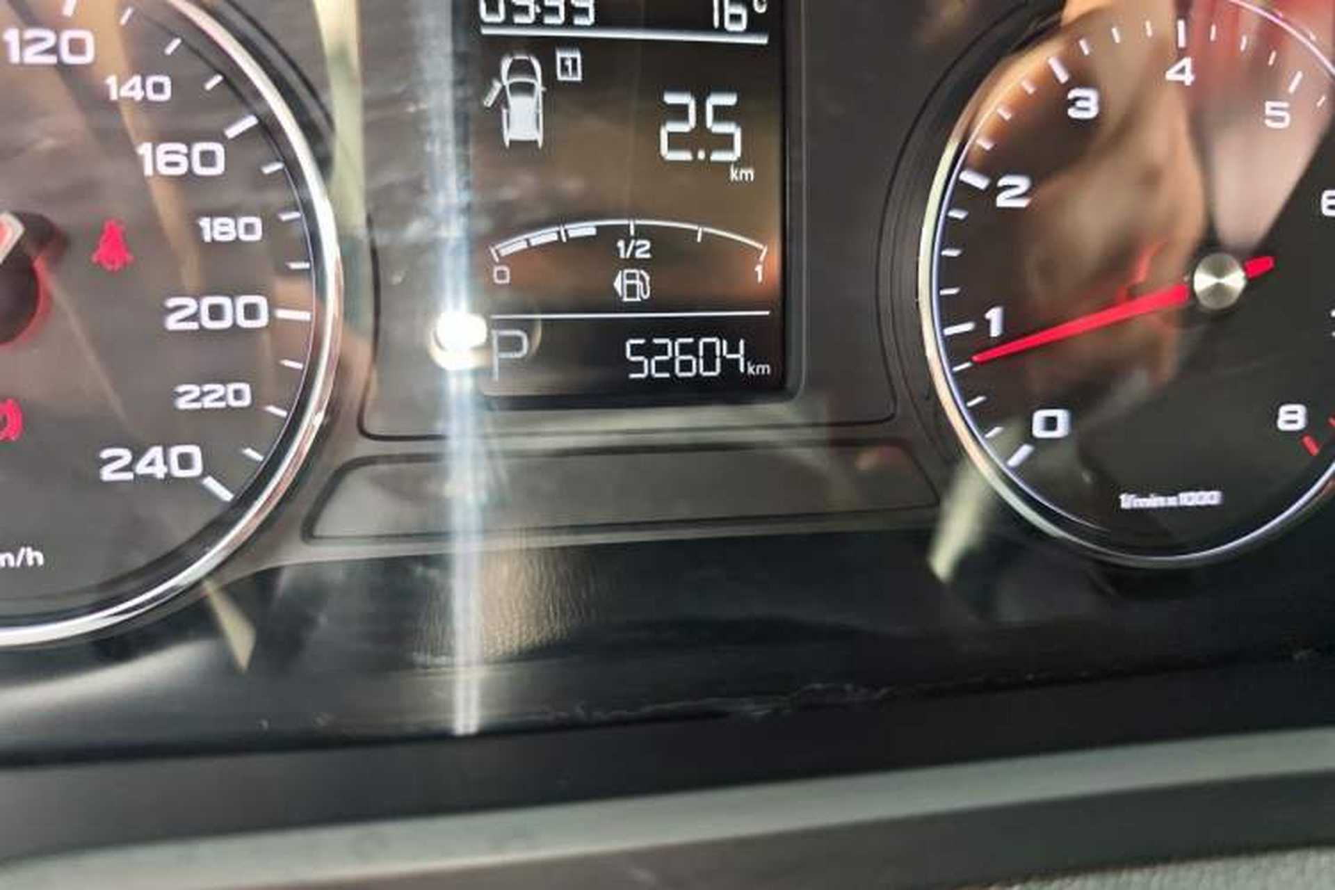 Used Roewe RX5 2016 20T Two-Wheel Drive Automatic Internet Smart Edition Odometer Close Up