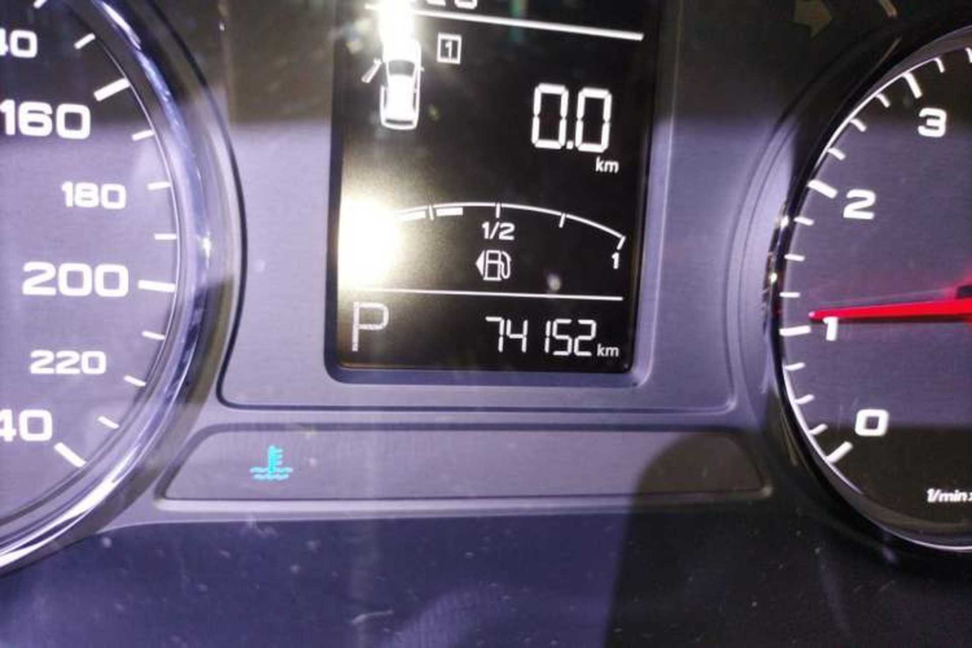 Used Roewe RX5 2016 20T Two-Wheel Drive Automatic Flagship Edition Odometer Close Up