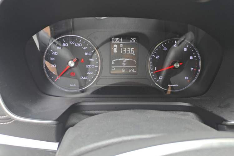 Used Roewe RX5 2016 20T Two-Wheel Drive Automatic Internet Smart Edition Odometer Close Up