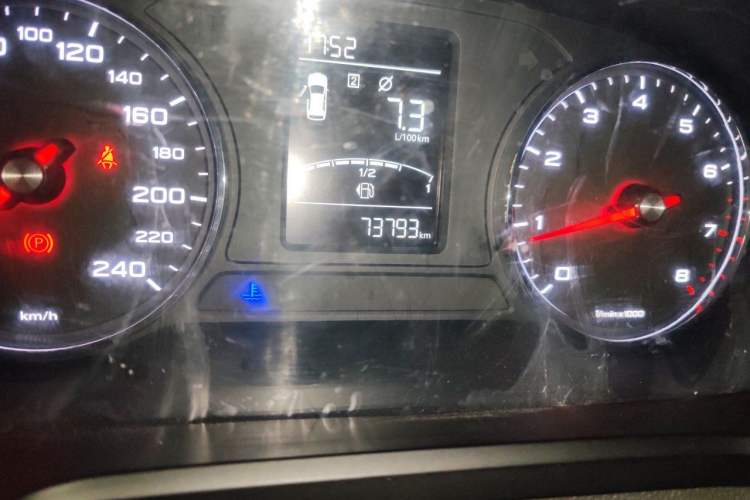Used Roewe RX5 2016 20T Two-Wheel Drive Manual Flagship Edition Odometer Close Up
