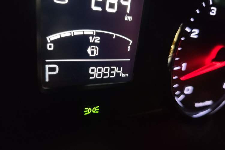 Used Roewe RX5 2016 20T Two-Wheel Drive Automatic Internet Smart Edition Odometer Close Up