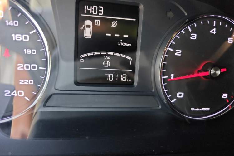 Used Roewe RX5 2016 20T Two-Wheel Drive Manual Flagship Edition Odometer Close Up