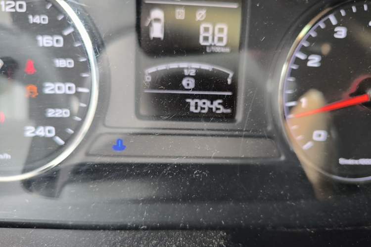 Used Roewe RX5 2016 20T Two-Wheel Drive Manual Flagship Edition Odometer Close Up