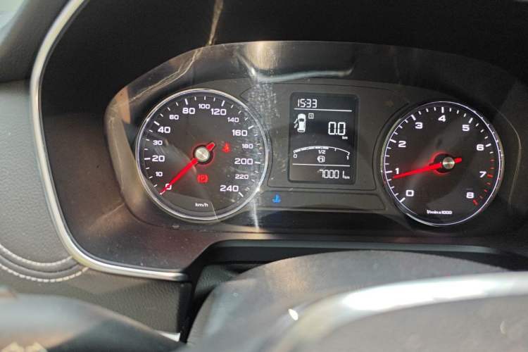 Used Roewe RX5 2016 20T Two-Wheel Drive Manual Flagship Edition Odometer Close Up