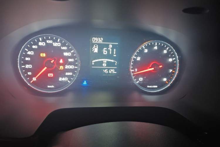 Used Roewe RX5 2016 Revised Version 20T Two-Wheel Drive Manual Transmission Luxury Edition Odometer Close Up