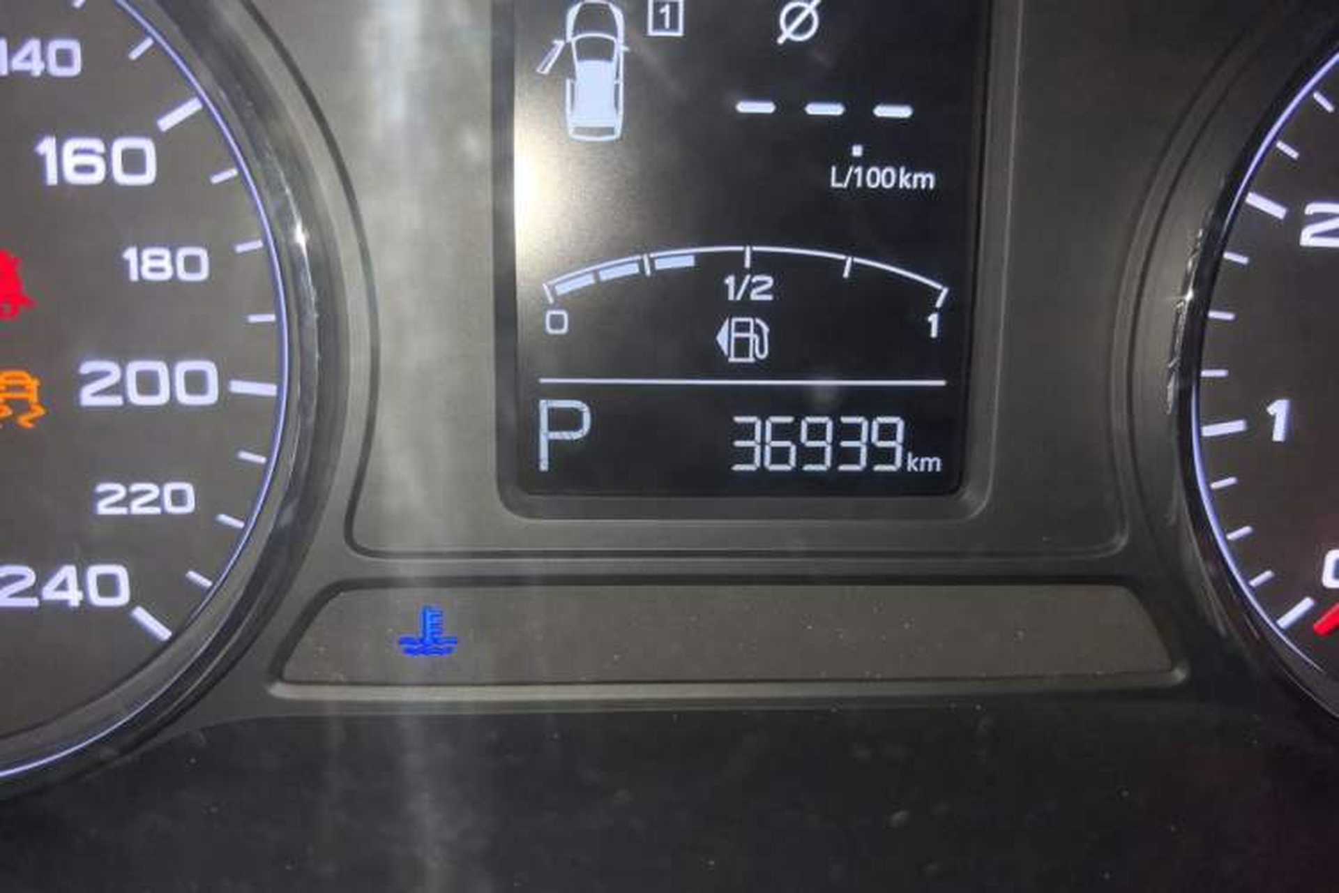 Used Roewe RX5 2016 20T Two-Wheel Drive Automatic Flagship Edition Odometer Close Up
