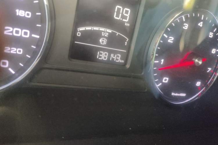 Used Roewe RX5 2016 20T Two-Wheel Drive Manual Flagship Edition Odometer Close Up