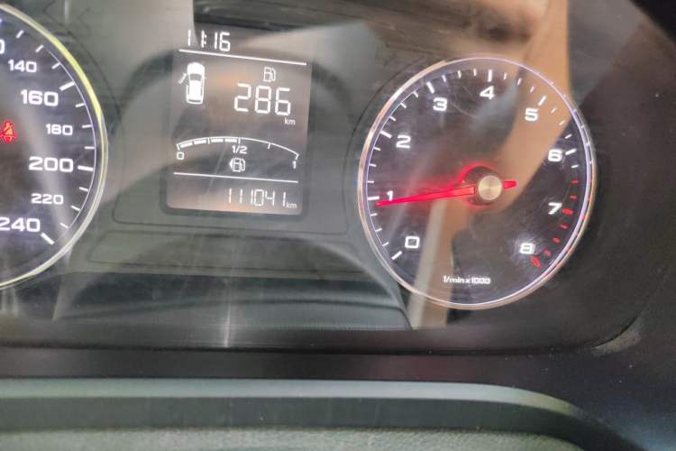 Used Roewe RX5 2016 20T Two-Wheel Drive Manual Flagship Edition Odometer Close Up