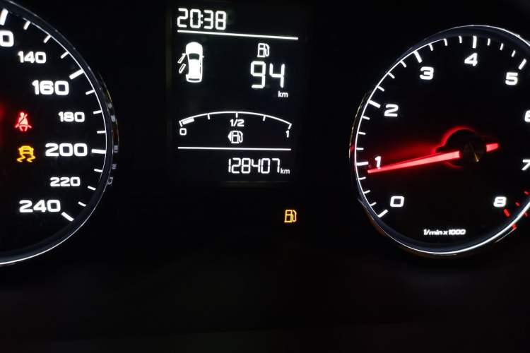 Used Roewe RX5 2016 20T Two-Wheel Drive Manual Flagship Edition Odometer Close Up