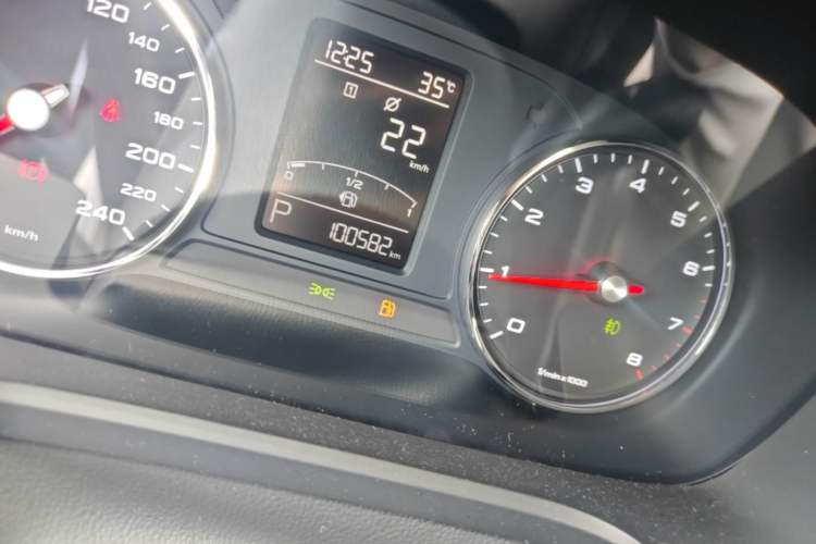 Used Roewe RX5 2016 20T Two-Wheel Drive Automatic Internet Smart Edition Odometer Close Up