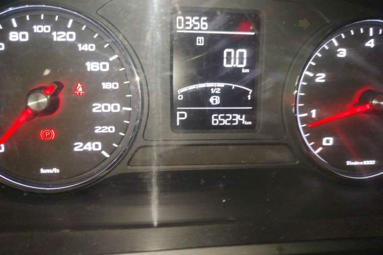 Used Roewe RX5 2016 20T Two-Wheel Drive Automatic Flagship Edition Odometer Close Up