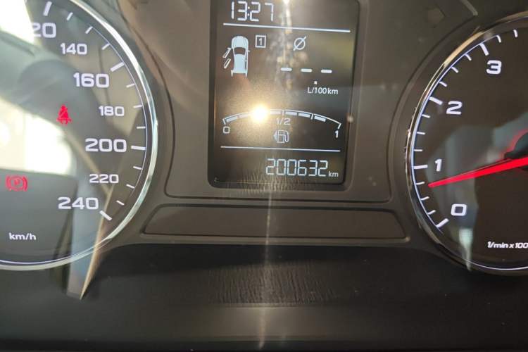 Used Roewe RX5 2016 20T Two-Wheel Drive Manual Flagship Edition Odometer Close Up