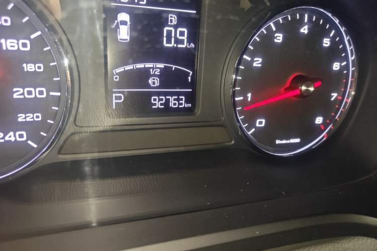 Used Roewe RX5 2016 20T Two-Wheel Drive Automatic Flagship Edition Odometer Close Up