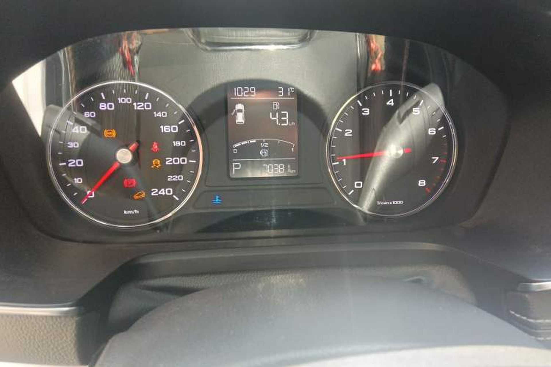 Used Roewe RX5 2016 20T Two-Wheel Drive Automatic Internet Smart Edition Odometer Close Up
