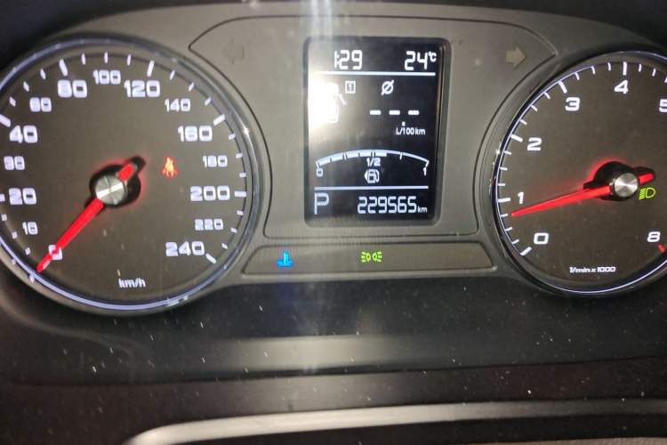 Used Roewe RX5 2016 20T Two-Wheel Drive Automatic Internet Smart Edition Odometer Close Up