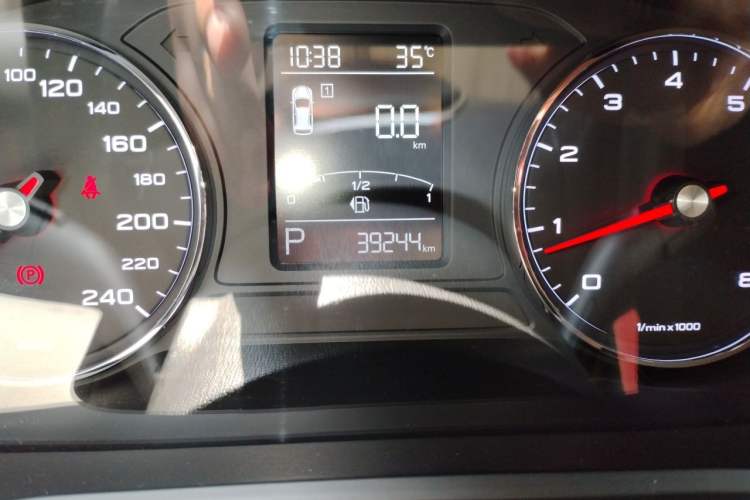 Used Roewe RX5 2016 20T Two-Wheel Drive Automatic Internet Smart Edition Odometer Close Up