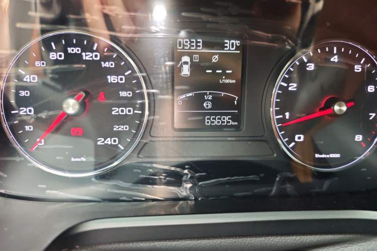 Used Roewe RX5 2016 20T Two-Wheel Drive Manual Transmission Internet Smart Edition Odometer Close Up
