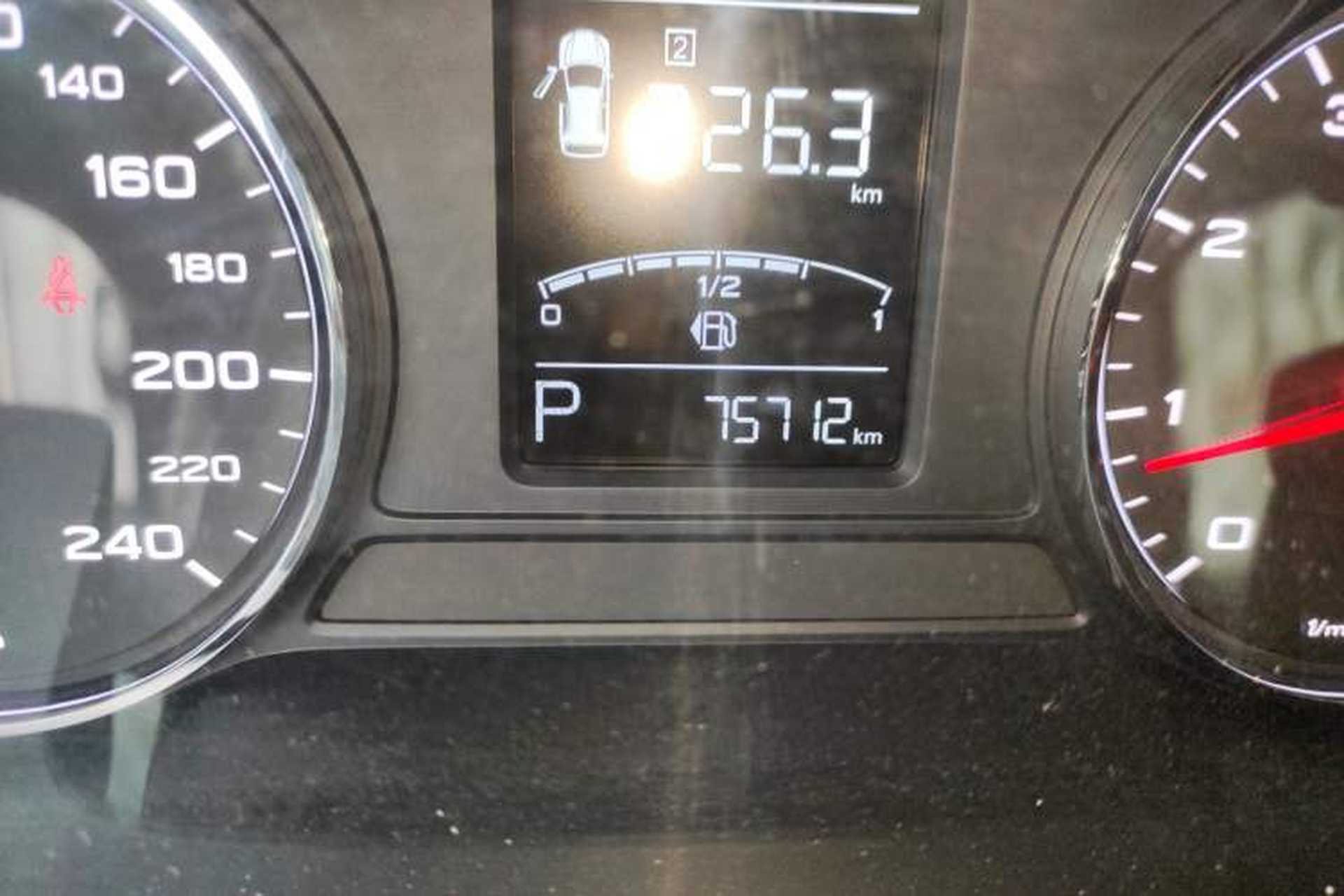 Used Roewe RX5 2016 20T Two-Wheel Drive Automatic Flagship Edition Odometer Close Up