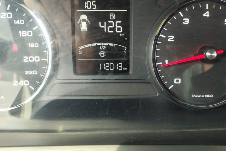 Used Roewe RX5 2016 20T Two-Wheel Drive Manual Flagship Edition Odometer Close Up
