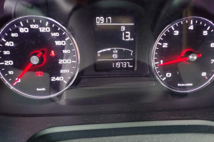 Used Roewe RX5 2016 20T Two-Wheel Drive Manual Flagship Edition Odometer Close Up