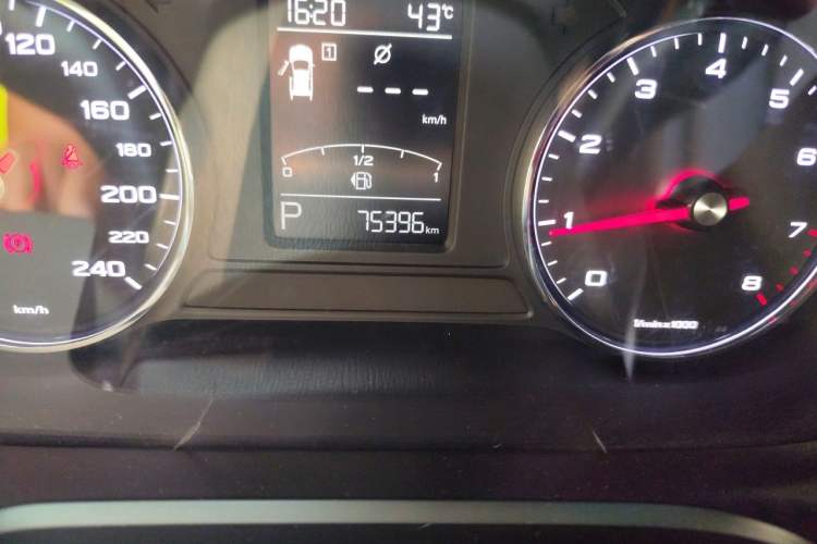 Used Roewe RX5 2016 20T Two-Wheel Drive Automatic Internet Smart Edition Odometer Close Up