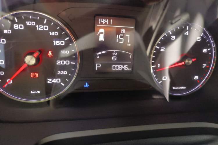 Used Roewe RX5 2016 20T Two-Wheel Drive Automatic Flagship Edition Odometer Close Up