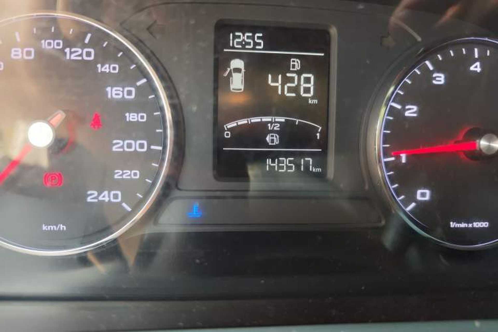 Used Roewe RX5 2016 20T Two-Wheel Drive Manual Flagship Edition Odometer Close Up