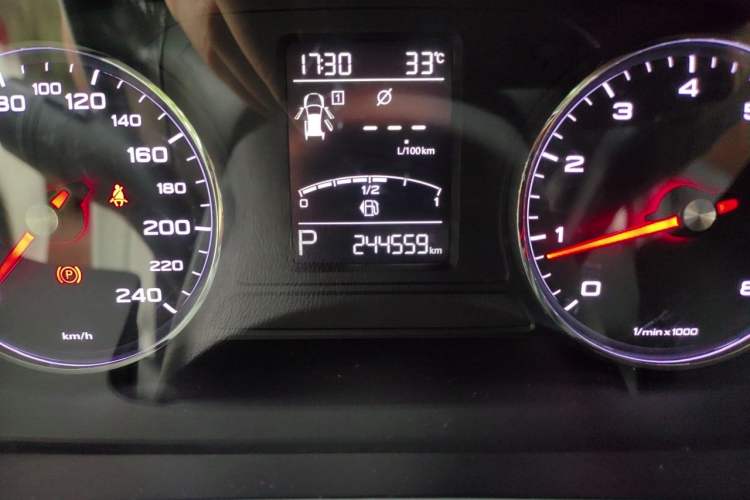 Used Roewe RX5 2016 20T Two-Wheel Drive Automatic Internet Smart Edition Odometer Close Up