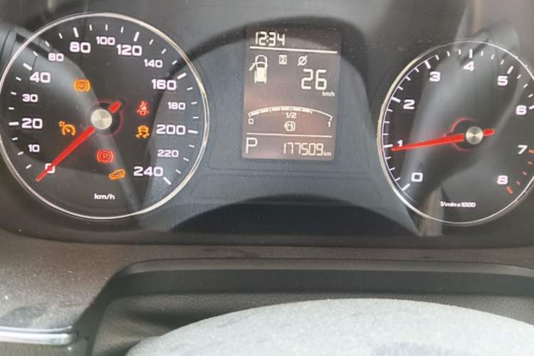 Used Roewe RX5 2016 20T Two-Wheel Drive Automatic Flagship Edition Odometer Close Up