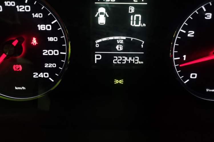 Used Roewe RX5 2016 20T Two-Wheel Drive Automatic Internet Smart Edition Odometer Close Up