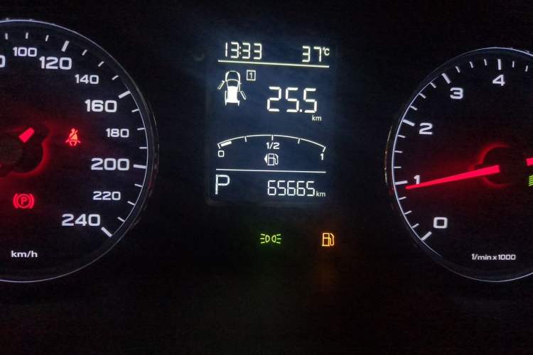 Used Roewe RX5 2016 20T Two-Wheel Drive Automatic Internet Smart Edition Odometer Close Up