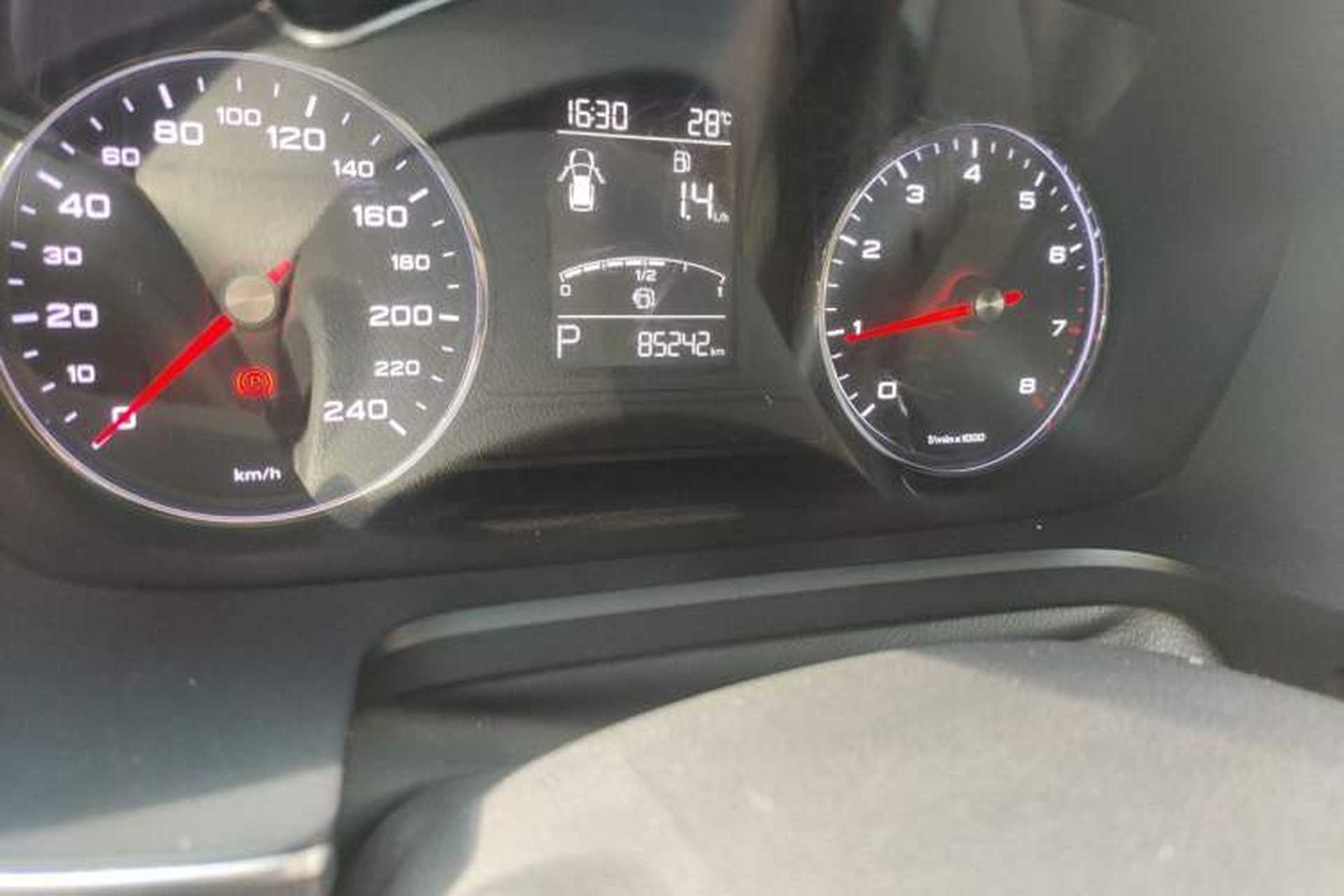 Used Roewe RX5 2016 20T Two-Wheel Drive Automatic Internet Smart Edition Odometer Close Up