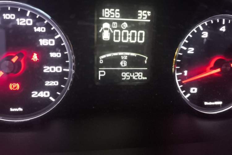 Used Roewe RX5 2016 20T Two-Wheel Drive Automatic Internet Smart Edition Odometer Close Up