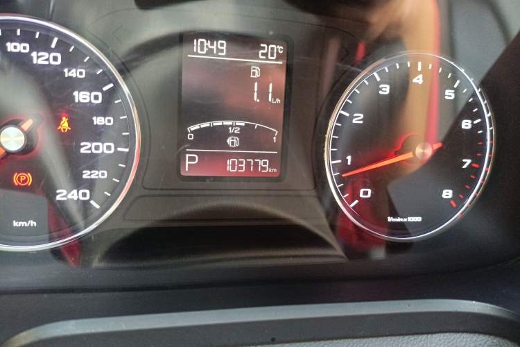Used Roewe RX5 2016 20T Two-Wheel Drive Automatic Internet Smart Edition Odometer Close Up