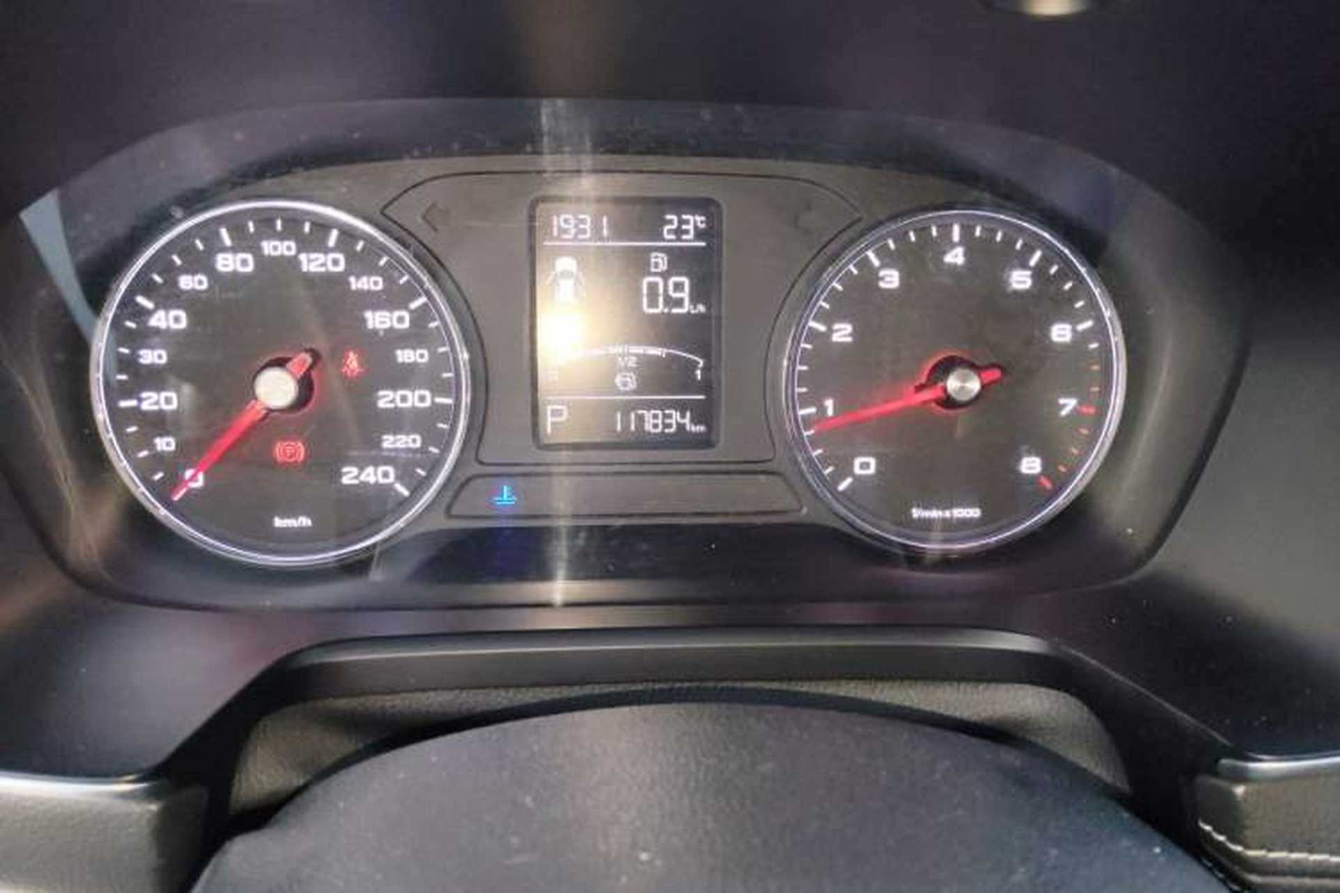 Used Roewe RX5 2016 20T Two-Wheel Drive Automatic Internet Smart Edition Odometer Close Up