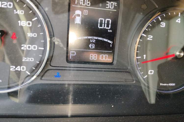 Used Roewe RX5 2016 20T Two-Wheel Drive Automatic Internet Smart Edition Odometer Close Up
