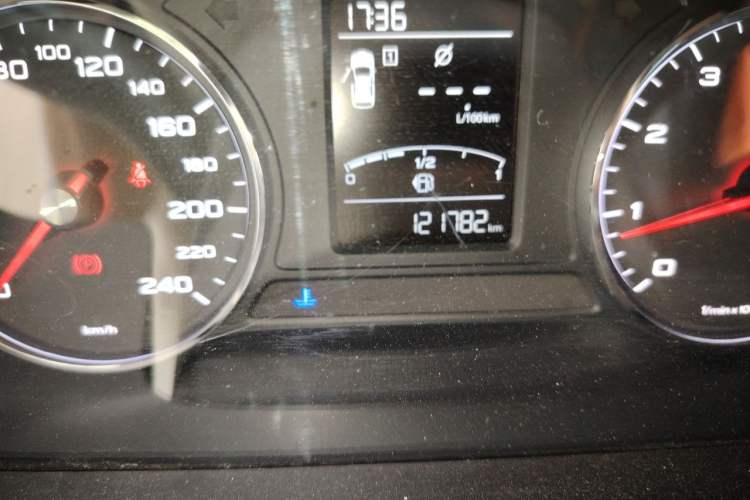 Used Roewe RX5 2016 20T Two-Wheel Drive Manual Flagship Edition Odometer Close Up