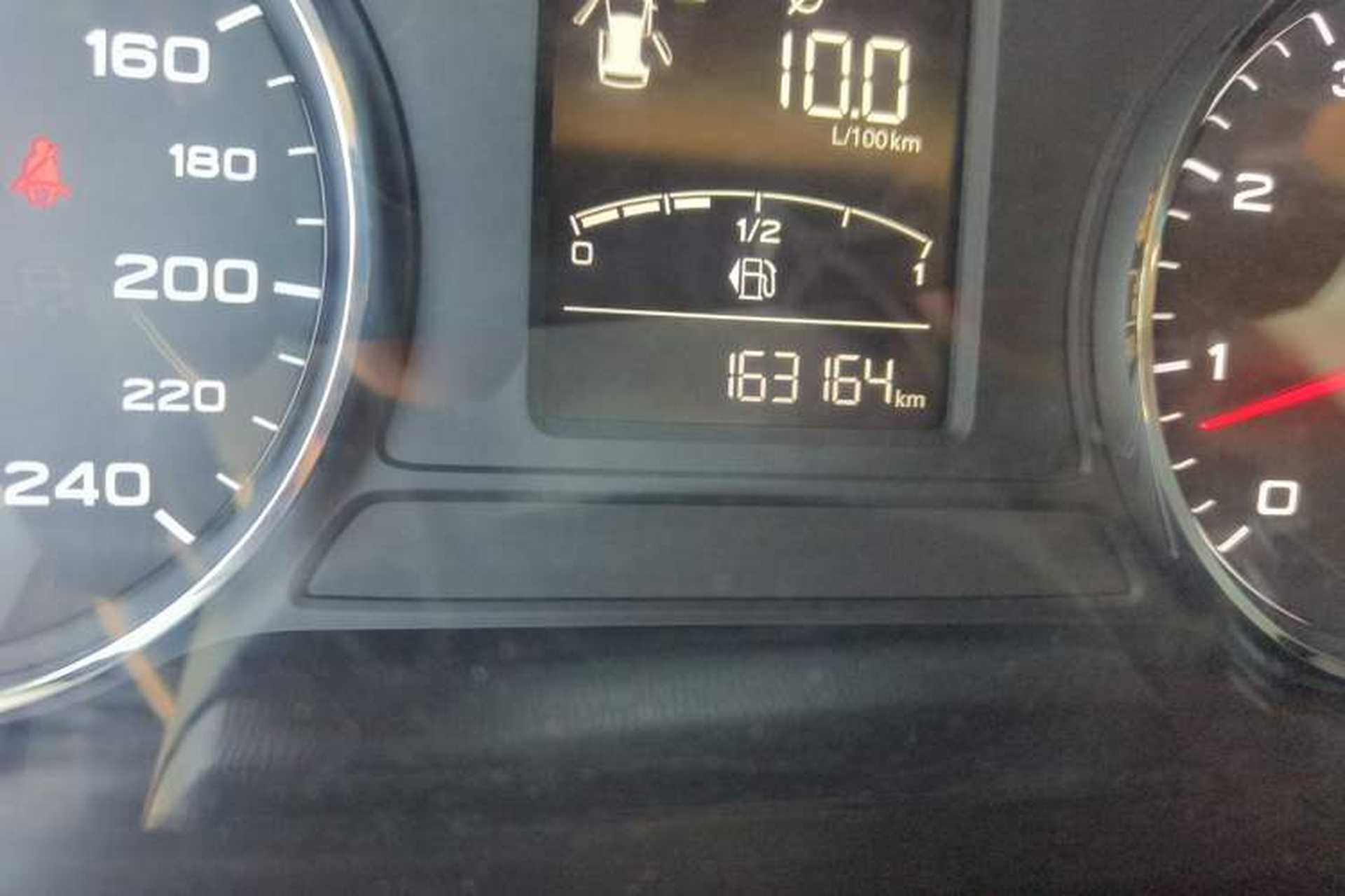 Used Roewe RX5 2016 20T Two-Wheel Drive Manual Flagship Edition Odometer Close Up