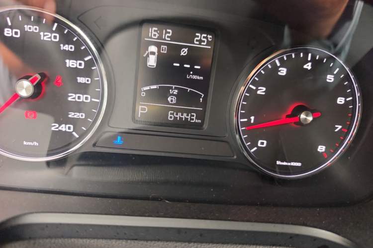 Used Roewe RX5 2016 20T Two-Wheel Drive Automatic Internet Smart Edition Odometer Close Up